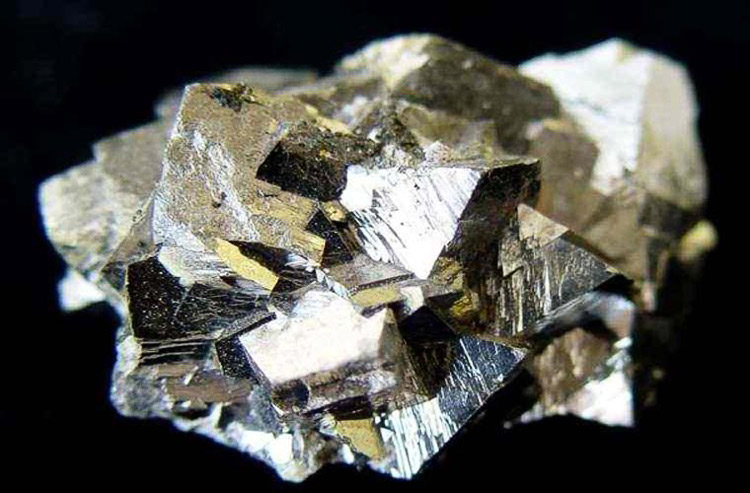 Arsenopyrite rất dễ bị nhầm với vàng. Sẽ thật ngốc nghếch nếu bạn cầm mẩu quặng này đưa lên miệng. Arsenopyrite là chất sulfat sắt-thạch tín.  Nếu bạn đốt nóng hoặc sơ ý để nước rơi lên mẩu quặng này, khói độc của thạch tín sẽ được giải phóng.
